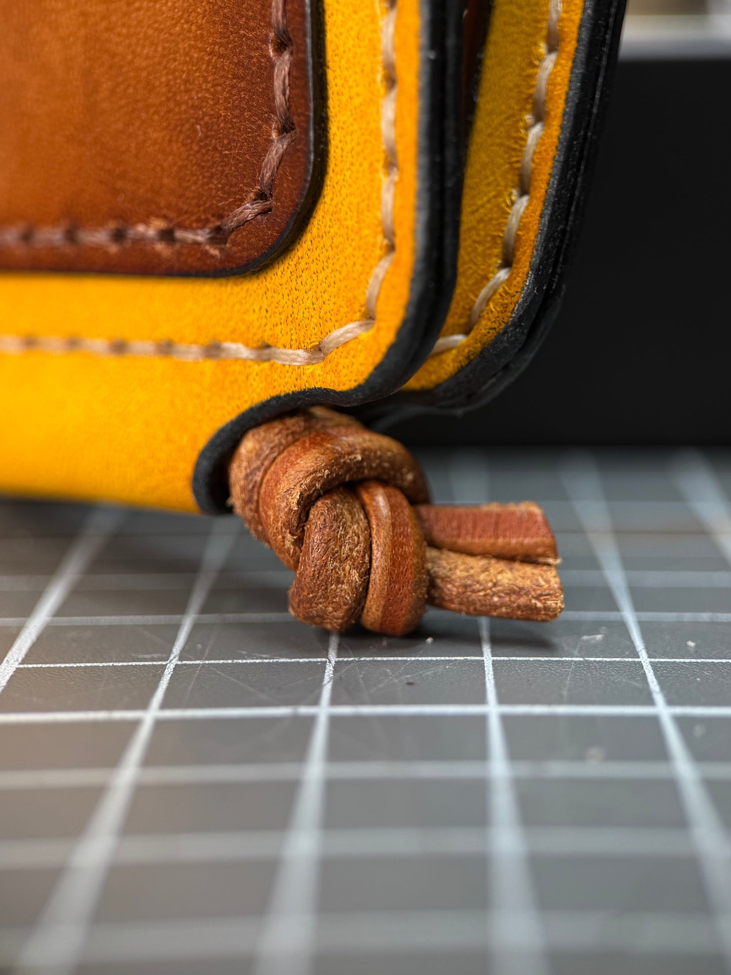 Handmade Leather Cardholder with Lace Mechanism | 6 Card Slots